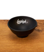 Schwarze buyhigh Hash Bowl mit kontrastreichem weißem Logo-Print, speziell entwickelt für die klebefreie Verarbeitung von Hasch und Tabak.