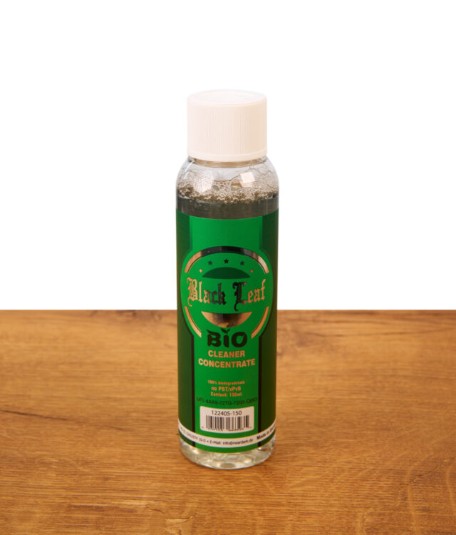 Frontansicht der 150ml Flasche Black Leaf Bio-Reiniger Konzentrat für Wasserpfeifen auf einem Holztisch, klares Liquid mit Schraubverschluss.