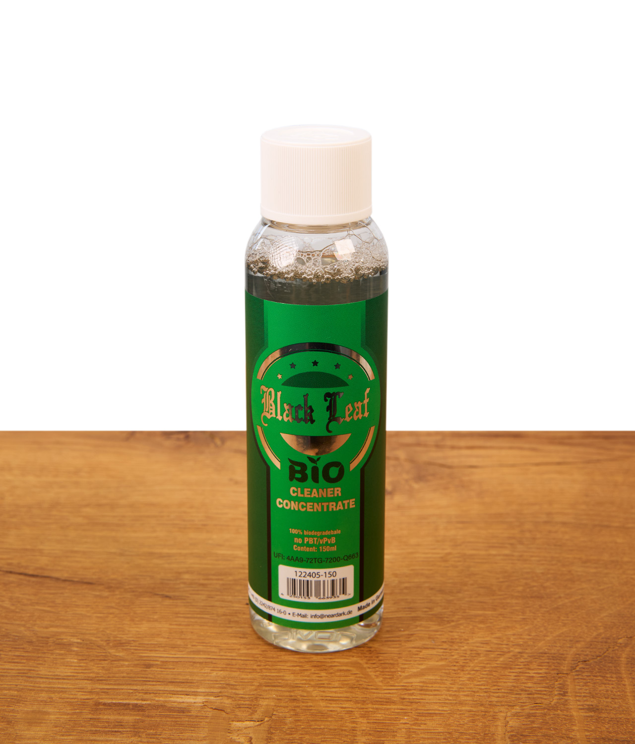 black-leaf-bio-reiniger-konzentrat-jpg Frontansicht der 150ml Flasche Black Leaf Bio-Reiniger Konzentrat für Wasserpfeifen auf einem Holztisch, klares Liquid mit Schraubverschluss.