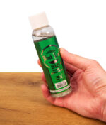 In der Hand gehaltene 150ml Flasche Black Leaf Bio-Reiniger Konzentrat. Klares Reinigungsmittel mit Schaumbildung und grünem Etikett.