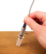 Anwendung der Reinigungsbürste: Eine Hand säubert mit den Naturborsten einen kleinen Glas-Adapter.