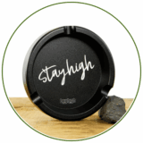 Schwarzer Aschenbecher mit "stayhigh" Aufdruck auf Holz stehend. Als Icon Bild für die Kategorie Aschenbecher im Headshop