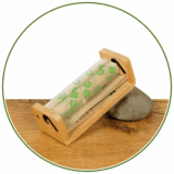 Rauchaccessoires im Headshop enthalten auch Drehhilfen für Joints. Hier abgebildet ist eine OCB Drehhilfe aus Bambus auf Holz und einem Stein präsentiert