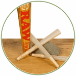 Vorgedrehte Cones auf einem Stein präsentiert. Für die RAW Cones Hülsen auf buyhigh als Icon. Papier Hülsen zum einfachen befüllen stehend und liegend auf einem Naturstein.