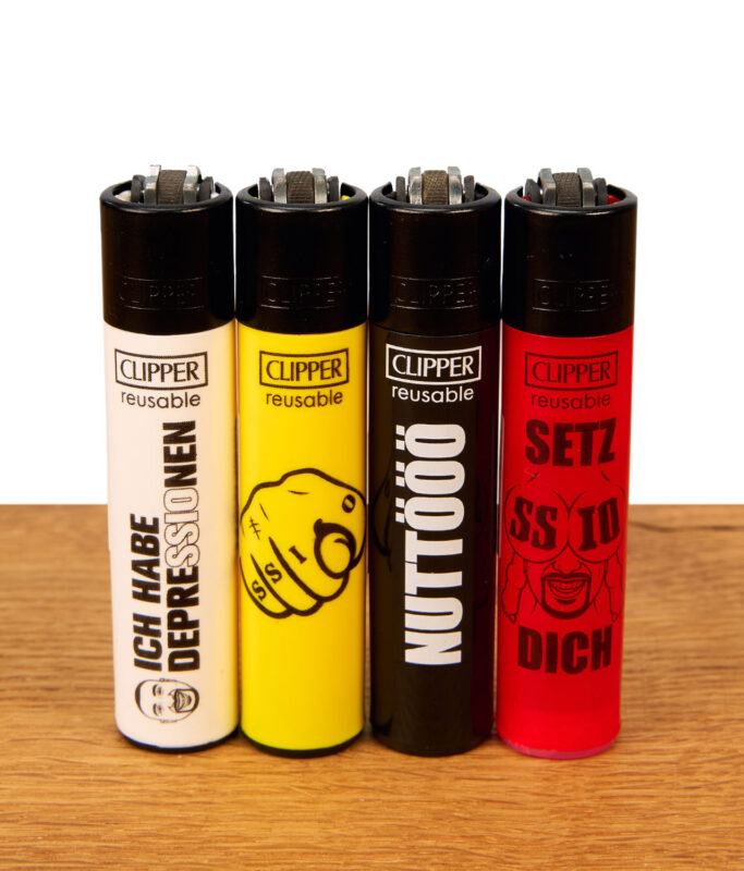 Vier nachfüllbare Clipper Feuerzeuge SSIO auf Holz. Bunte Nylon-Gehäuse bedruckt mit bekannten Rapper-Zitaten und Motiven.