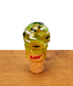 Frontalansicht des aufrecht stehenden Premium Glass Cone Holders von RAW mit dem markanten roten Markenlogo auf dem strukturierten Waffel-Design.
