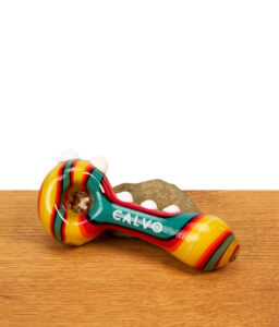 Draufsicht auf die B1 Calvo Screen Spoon Pipe zur Veranschaulichung des fest eingebauten Glassiebs im Bowl-Bereich und des farbenfrohen Designs.