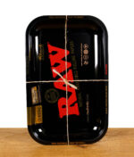 RAW Black Rolling Tray Classic – rechteckiges, schwarzes Metall-Tablett mit rotem RAW-Logo, zusammengebunden mit Naturband.