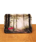 RAW Mini Rolling Tray mit herbstlichem Wald-Print und RAW-Logo, stehend auf Holztisch.