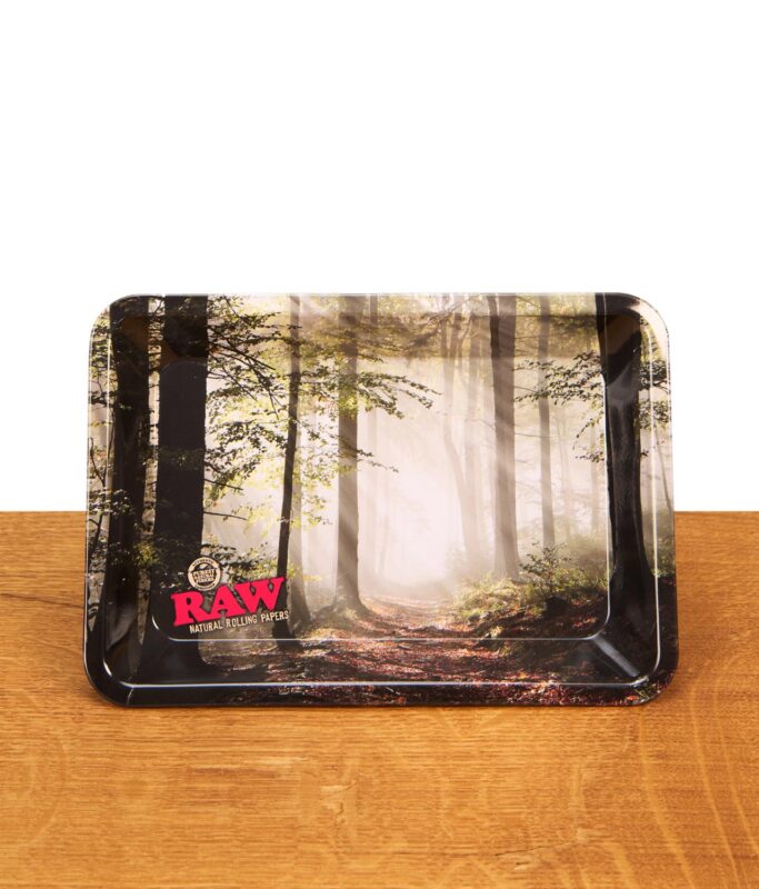 RAW Mini Rolling Tray mit herbstlichem Wald-Print und RAW-Logo, stehend auf Holztisch.