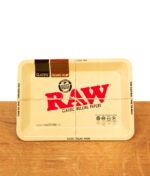RAW Classic Mini Rolling Tray mit rotem RAW-Logo und typischer Naturpapier-Optik auf Holztisch.