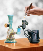 Puffco Peak Pro Link Adapter in Onyx (Schwarz) installiert auf einer Peak Pro Base, verbunden mit einer Dabbing Rig
