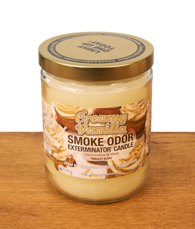 Geschlossene Smoke Odor Exterminator Duftkerze Creamy Vanilla im Glas mit ansprechendem Dessert-Motiv auf dem Etikett, ideal zum effektiven Neutralisieren von Rauchgerüchen.