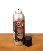 Geöffnete Dose des Smoke Odor Spray Dragons Blood mit abgenommenem schwarzem Deckel; zeigt den weißen Sprühkopf des enzymbasierten Geruchskillers.