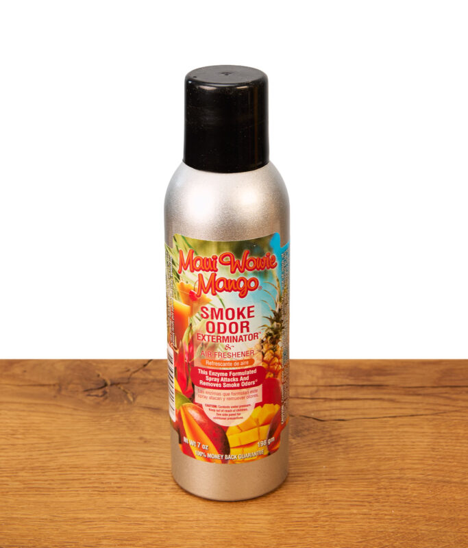 Zuverlässiger Schutz gegen Cannabis- und Nikotingeruch: Das geschlossene Smoke Odor Spray Maui Wowie Mango im 7-Unzen-Format (198 g) auf rustikalem Holzgrund.