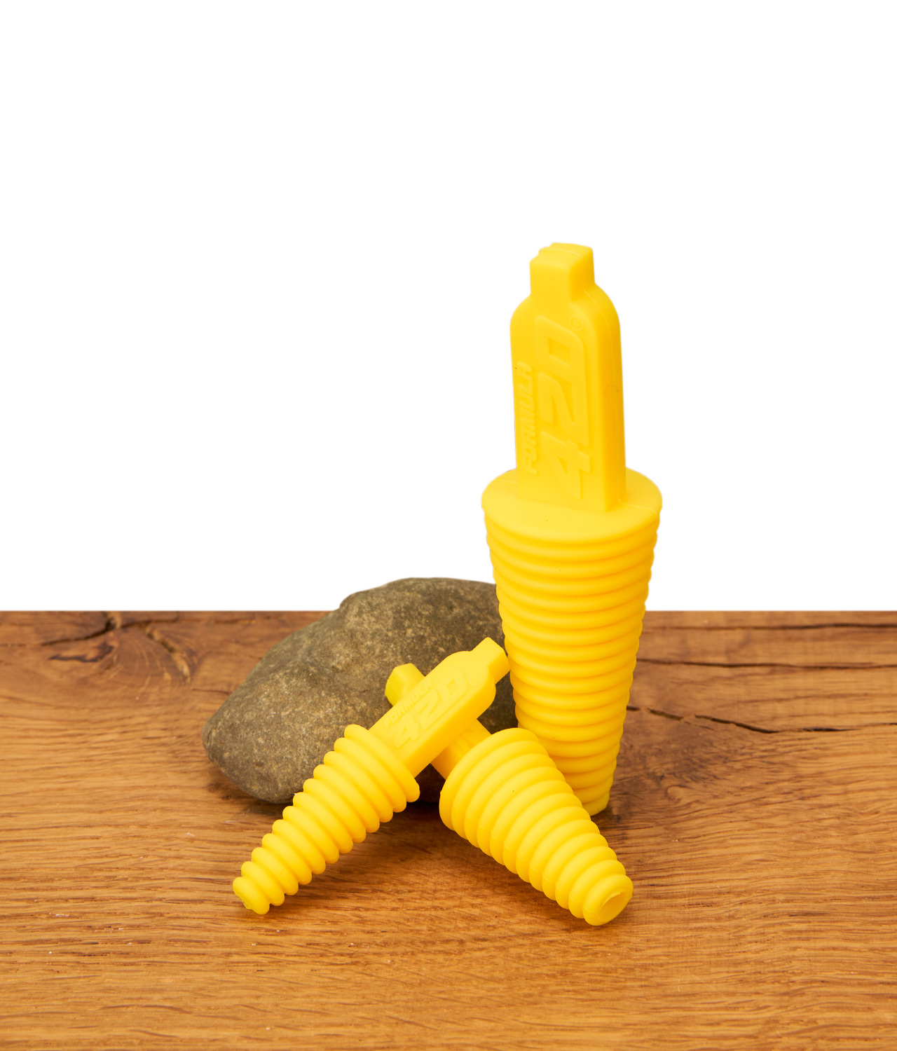 formula-420-cleaning-plugs-jpg Die flexiblen Blindstopfen aus Silikon für Normschliff von Formula 420 dekorativ an einem Stein aufgestellt, um die verschiedenen Durchmesser zur auslaufsicheren Bongreinigung zu veranschaulichen.