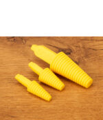 Das dreiteilige Set der gelben Formula 420 Cleaning Plugs (Small, Medium, Large) flach nebeneinander liegend; perfekt geeignet als Blindstopfen aus Silikon für Normschliff-Bongs.