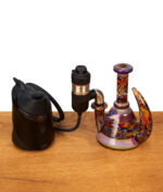 Eine Fire & Water Rig von MoMeltdown und HelioxGlassart ist über den Puffco Peak Pro Link Adapter mit dem Peak Pro verbunden. Auf Holz stehend.