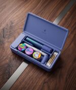 Saphirblaues Puffco Travel Case mit Pivot Vaporizer und Hot Knife zusammen als Bundle auf edlem Wallnuss Holz präsentiert.