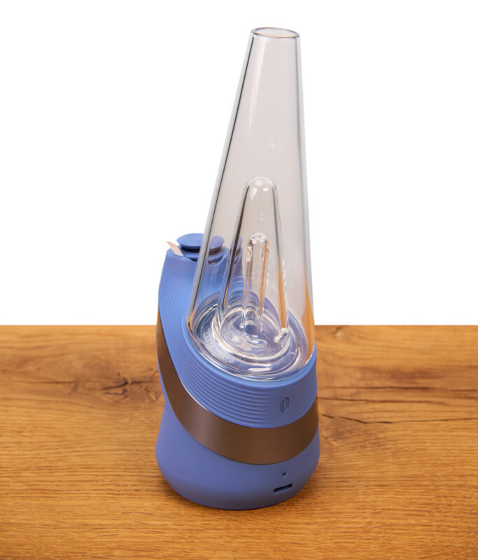 Der fertig montierte Puffco New Peak Sapphire Edition Konzentrat-Vaporizer in stilvollem Saphirblau mit dem charakteristischen klaren Glasaufsatz.