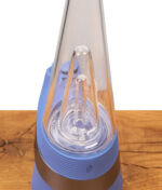Detailaufnahme des transparenten Glasaufsatzes des Puffco New Peak Sapphire Edition mit Fokus auf den inneren Kegel-Perkolator für die Wasserfiltration.