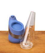 Der abnehmbare, konische Glas-Wasserfilter steht separat neben der saphirblauen Silikon-Akkubasis des New Peak Sapphire Limited Edition Rigs.