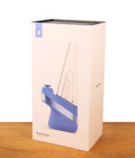 Die elegante weiße Verkaufsverpackung des Puffco New Peak Sapphire Edition Smart Rigs mit der Produktabbildung des saphirblauen E-Rigs.
