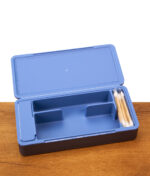 Geöffnetes Puffco Travel Case Sapphire mit passgenauen inneren Fächern aus blauem Silikon und einer Packung Wattestäbchen auf der rechten Seite.
