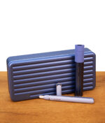 Das erweiterte Puffco Sapphire Bundle bestehend aus dem geriffeltem Travel Case, dem Pivot Vape Pen und dem passenden elektronischen Hot Knife Ladewerkzeug.