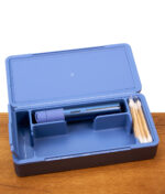 Das geöffnete Hardcase aus dem Puffco Saphir Set gewährt Blick auf den sicher verstauten Pivot Vape Pen und die mitgelieferten Wattestäbchen.
