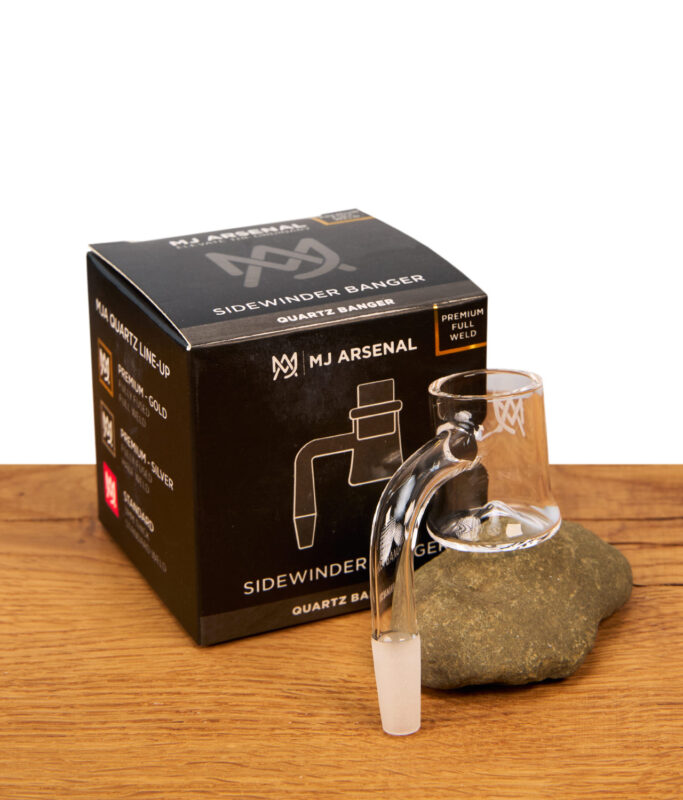 Der MJ Arsenal Sidewinder Banger in der Premium-Ausführung ("Full Weld") steht aufrecht vor seiner schwarzen MJA-Originalbox auf einem hölzernen Untergrund.