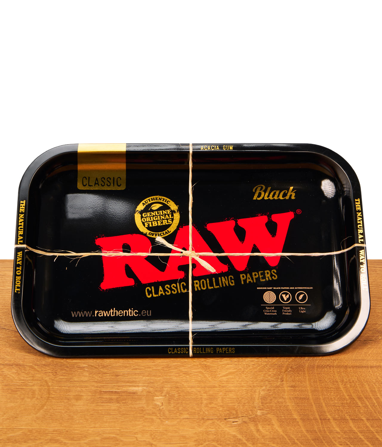 raw-black-rolling-tray-jpg Schwarze RAW Black Classic Rolling Tray Drehunterlage aus Metall mit rotem Logo, mit einer Paketschnur kreuzweise verschnürt.