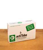Geschlossene actiTube Regular 8mm Aktivkohlefilter 100er-Kartonverpackung auf einer strukturierten Holzoberfläche.