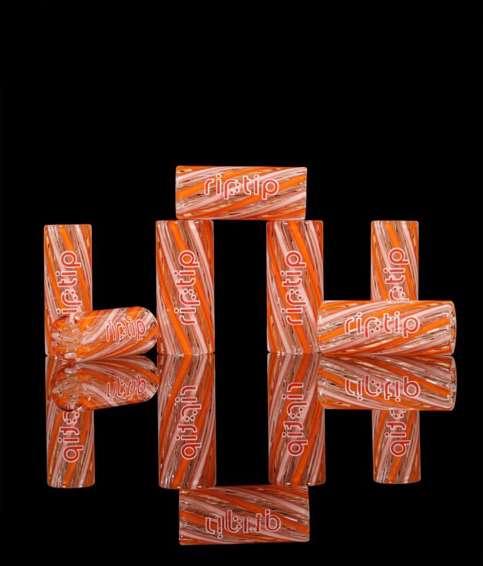 RipTip Honeysuckle Glasfilter Produktarrangement – orange Glasfilter verschiedener Größen auf schwarzer Spiegelfläche