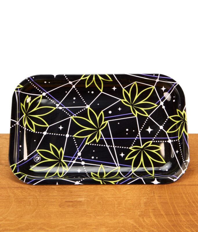 Glänzendes Fire Flow Rolling Tray Space Weed aus Metall. Schwarze Drehunterlage mit neongrünen Hanfblättern und Sternen-Muster.
