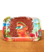 Glänzendes RAW Rolling Tray Brazil aus Metall. Bunte Drehunterlage mit tropischem Strandmotiv und Frau mit Dreadlocks.