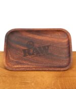 Hochwertiges RAW Wooden Rolling Tray Mixing Tray aus dunklem Holz. Glatte Drehunterlage mit natürlicher Maserung und eingraviertem RAW-Logo.