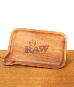 Hellbraunes RAW Rolling Tray aus Holz. Glatte Drehunterlage mit natürlicher Maserung, eingraviertem Logo und einer offenen Einfüll-Ecke.
