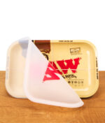 RAW Dab Rolling Tray mit halb abgezogenem Silikonschutz, der die Antihaft-Eigenschaften des flexiblen Materials zeigt.