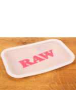 Halbtransparente Antihaft-Abdeckung für das RAW Dab Rolling Tray aus flexiblem Silikon mit pinkem RAW-Schriftzug.