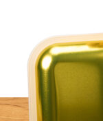Detailaufnahme der abgerundeten Ecke des RAW Dab Rolling Trays. Zeigt das goldene Metall und die passgenaue Silikonkante.