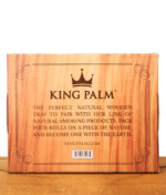Rückseite der Umverpackung des King Palm Wooden Rolling Trays. Bedruckter Karton in Holzoptik mit Marken-Slogan und Barcode.