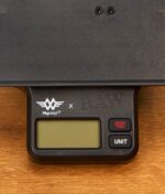 Detailaufnahme des LCD-Displays und der Bedientasten der digitalen RAW Tray Scale Waage.