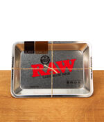 RAW Mini Rolling Tray aus silbernem Metall mit rotem Logo, verschnürt auf einem Holztisch.