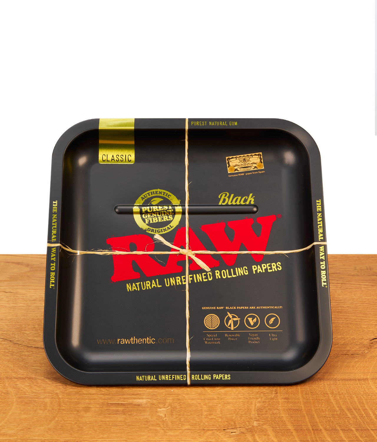 raw-square-rolling-tray-black-jpg Quadratisches RAW Square Rolling Tray Classic aus Metall im typischen Papier-Design. Die Drehunterlage liegt auf einem Holztisch.