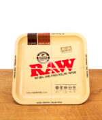 Quadratisches RAW Square Rolling Tray Classic aus Metall im typischen Papier-Design. Die Drehunterlage liegt auf einem Holztisch.