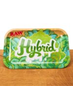RAW Hybrid Rolling Tray aus Metall mit grünem Cannabis-Design und erhöhtem Rand auf einem Holztisch.