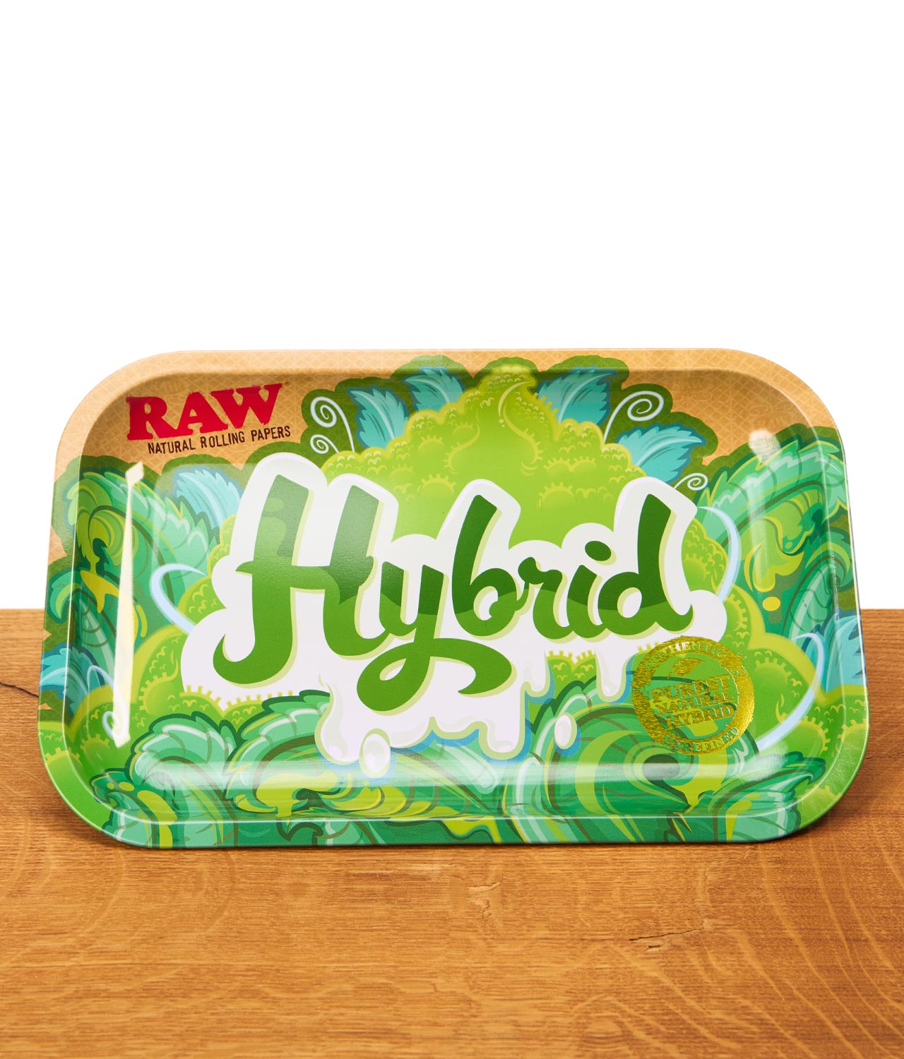 raw-cannabis-artworks-rolling-tray-hybrid-jpg RAW Hybrid Rolling Tray aus Metall mit grünem Cannabis-Design und erhöhtem Rand auf einem Holztisch.