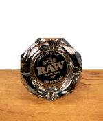 RAW Dark Side Kristallglas-Aschenbecher mit zentriertem RAW-Logo und markantem Achteck-Design.