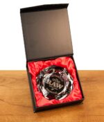 RAW Dark Side Kristallglas-Aschenbecher in schwarzer Geschenkbox mit rotem Satin-Inlay auf Holztisch.